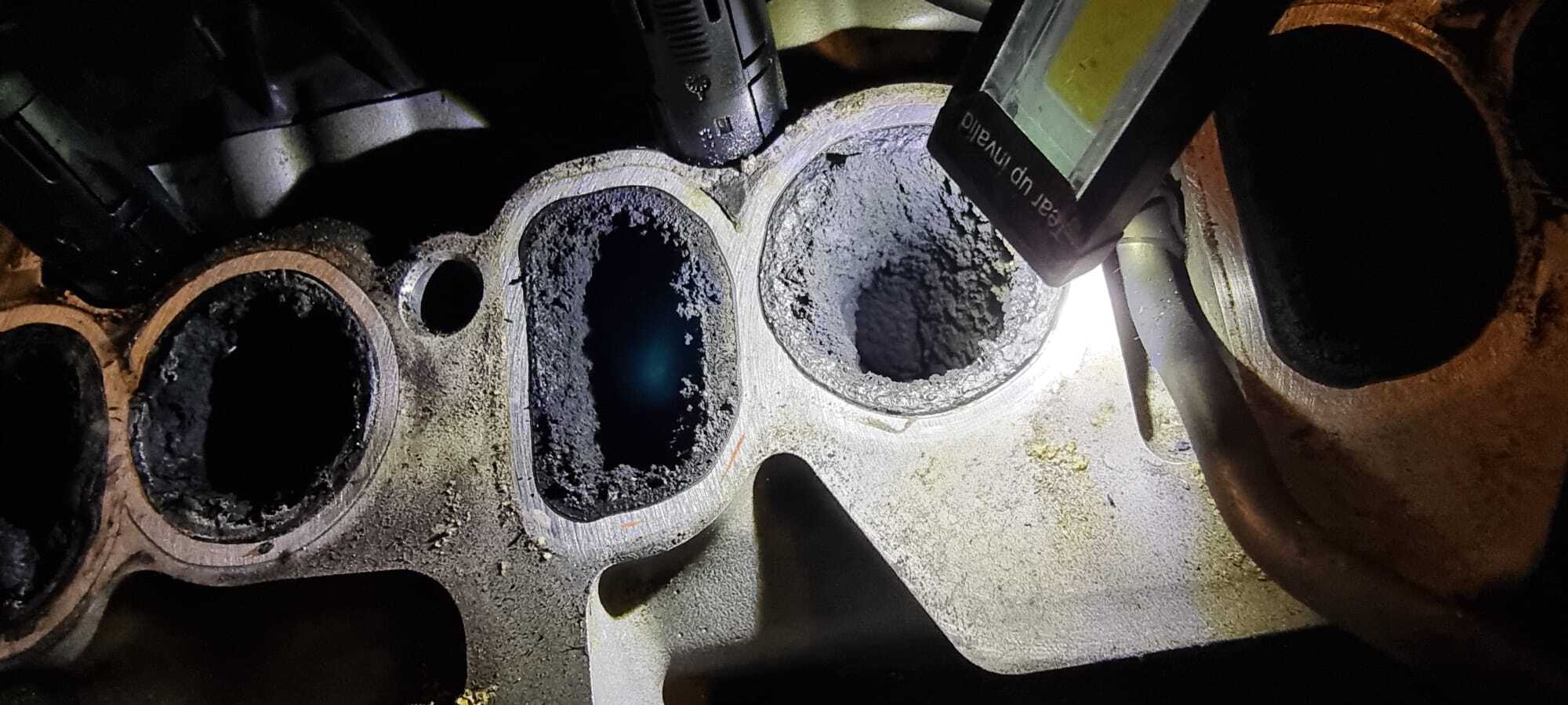 Carbon deposits on VW TSI intake valves before cleaning